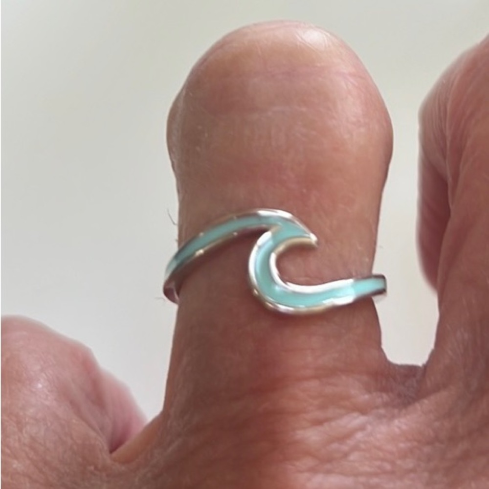 Pura Vida silver wave ring with color. Size 7